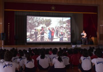 世界の紛争や貧困について学ぶ生徒たち=取手市立戸頭中