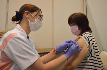 つくば市など6市町の住民への接種が始まった産業技術総合研究所内の県営大規模接種会場=同市梅園
