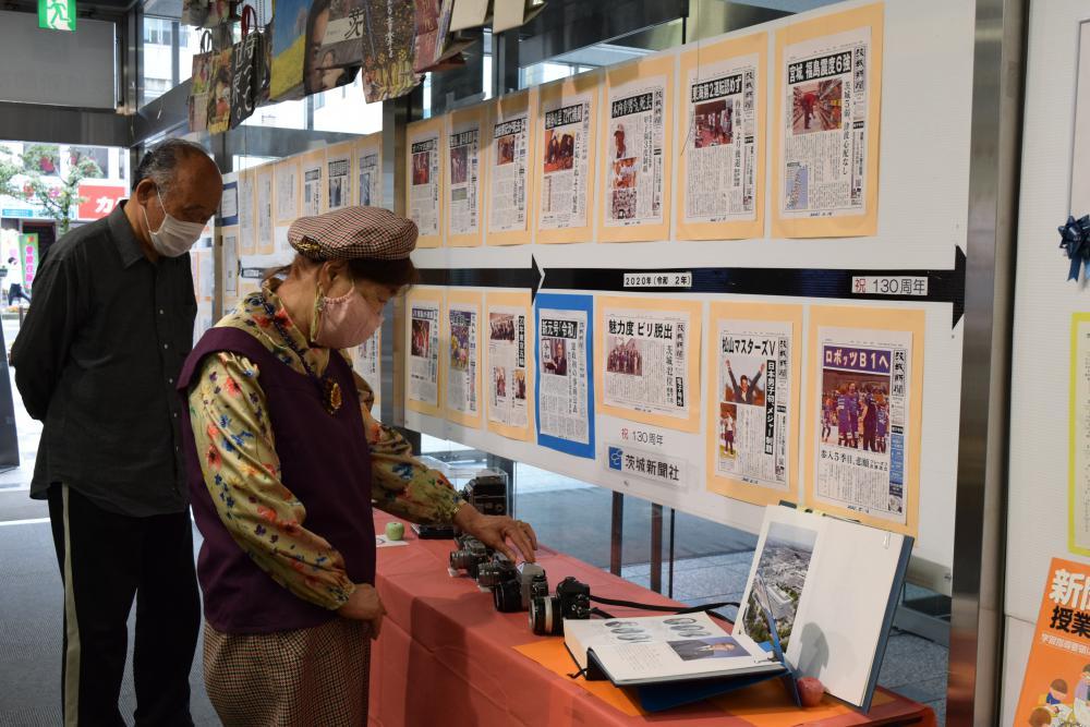 各時代の大きな出来事を報じる本紙号外を展示=水戸市南町