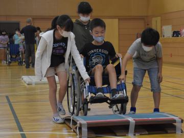 車椅子の操作を体験する児童=ひたちなか市西十三奉行
