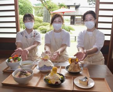 提供するかき氷やうどんをPRする「高萩茶寮」のスタッフ=高萩市上手綱