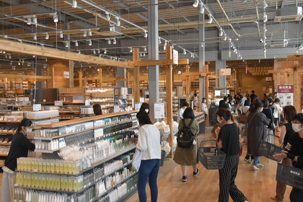 茨城新聞 茨城県内最大の 無印良品 オープン 水戸 スーパーに隣接の新形態 冷凍食品や野菜販売