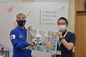 国際宇宙ステーションに持参したフックン船長の縫いぐるみを五十嵐立青市長(右)に返還する野口聡一さん=つくば市役所