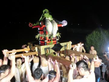 北浦に投げ込まれたみこしを引き上げる担ぎ手ら=2017年7月、なめがた日和・宮嵜和洋さん提供