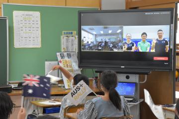東京五輪に向け事前合宿中の豪州トランポリン選手と、地元小学生のオンライン交流会が開かれた=稲敷市高田