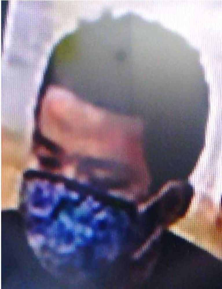 防犯カメラに録画された男の画像(県警提供)