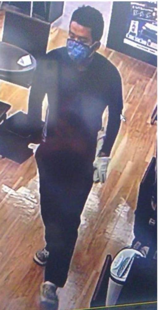 防犯カメラに録画された男の画像(県警提供)