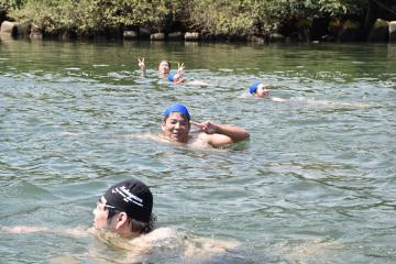 2年ぶりの遠泳大会に笑みをこぼす参加者=水戸市の那珂川