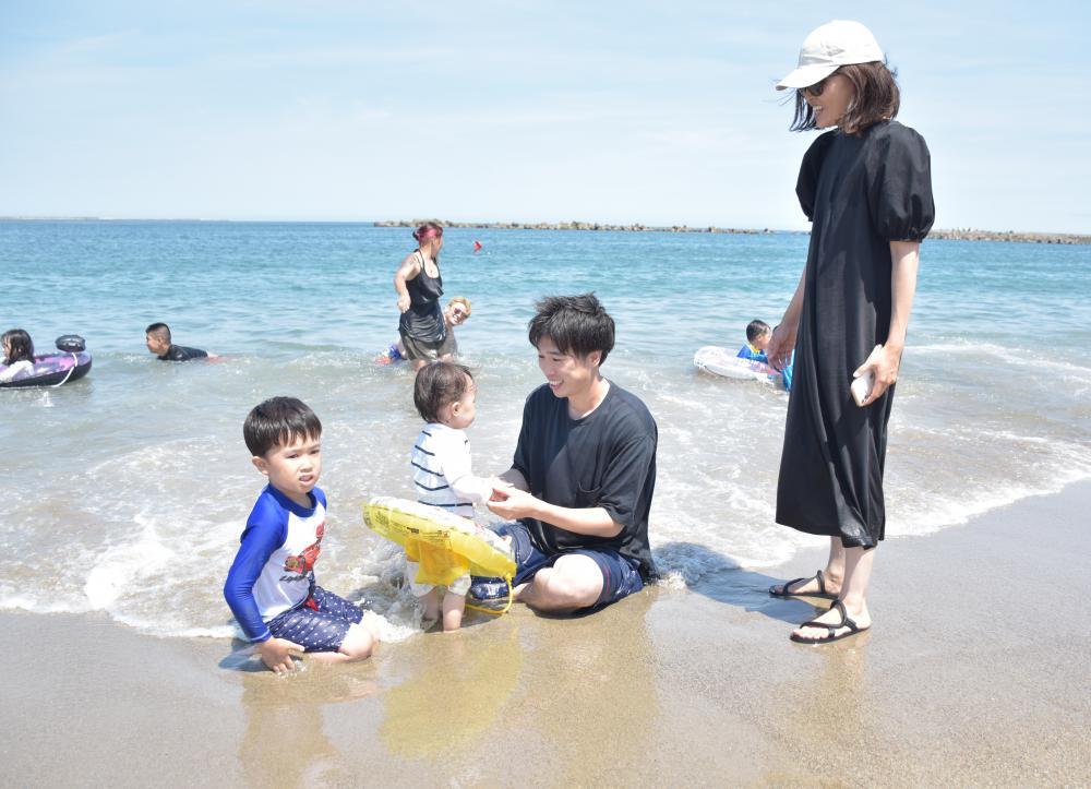 茨城新聞 波打ち際 久々の笑顔 3海水浴場 海開き 茨城 ひたちなか 大洗