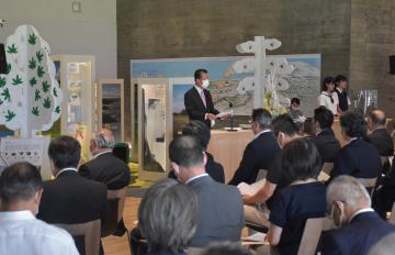 開館記念式典で式辞を述べる山田修東海村長=同村村松