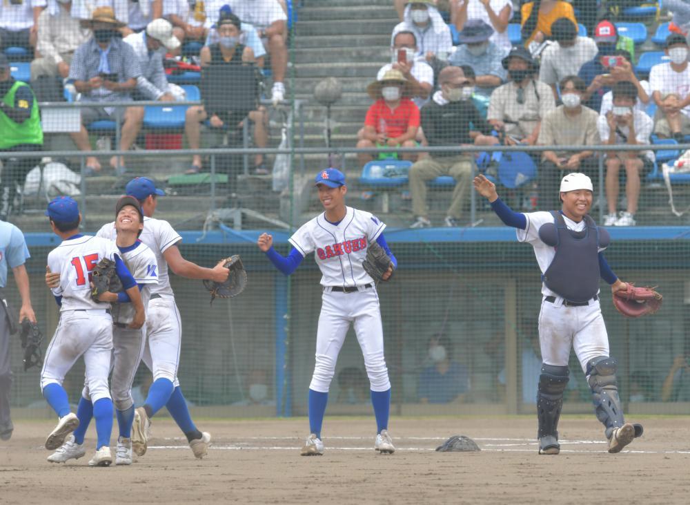 常総学院-鹿島学園 初優勝を果たし、喜び合う鹿島学園の選手たち。中央は先発で完投した薮野=ノーブルホーム水戸、鹿嶋栄寿撮影