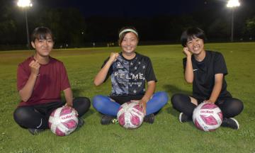 鹿嶋市の女子サッカーチームで練習に励む山森美里さん、青木結那さん、田中琉衣さん(左から)=同市光
