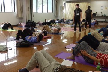 認知症予防事業の「運動」で腹筋に取り組む参加者ら=神奈川県逗子市(画像の一部を加工しています)