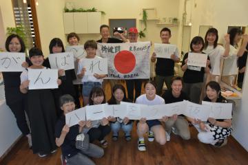 東京五輪に出場する中山由起枝選手にエールを送る同級生やママ友たち=結城市新福寺
