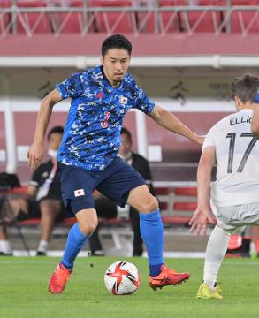 日本-ニュージーランド 後半、突破を図る中山雄太=カシマサッカースタジアム、吉田雅宏撮影