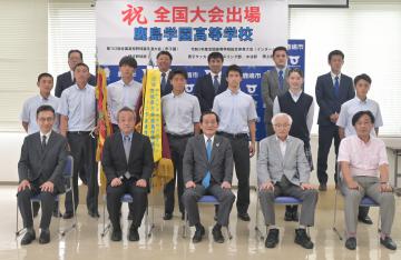 錦織孝一鹿嶋市長を表敬訪問した鹿島学園高運動部の選手たち(中列)=同市平井