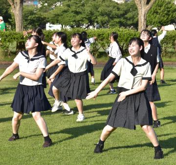 制服姿でダンスを楽しむ中高校生たち=常陸太田市新宿町