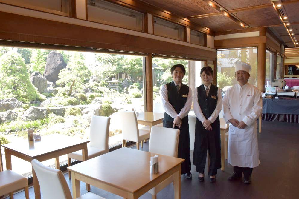 「レストラン連翠」のスタッフ=つくば市小野崎