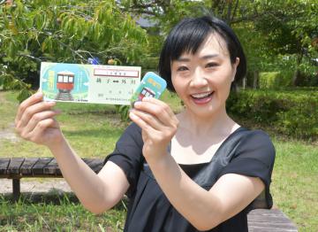 受講者に送られる缶バッジとオリジナル弧廻手形を持つ池上恵さん=守谷市内