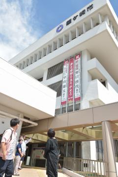 野口啓代選手と中山雄太選手をたたえようと掲げられた懸垂幕=龍ケ崎市役所