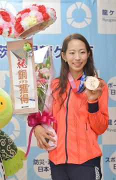 龍ケ崎市役所を訪れ、東京五輪スポーツクライミング女子複合での銅メダル獲得を報告した野口啓代さん=同市役所、鹿嶋栄寿撮影