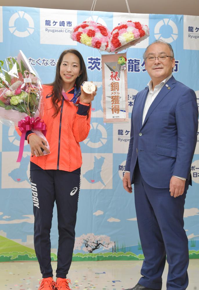 東京五輪での銅メダル獲得を中山一生龍ケ崎市長(右)に報告した野口啓代さん=同市役所、鹿嶋栄寿撮影