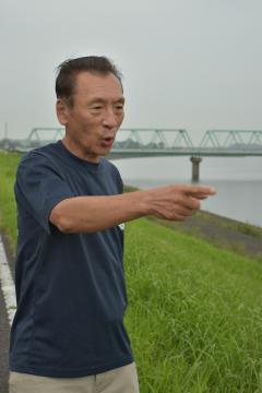 1981年8月にあった小貝川の堤防決壊現場付近に立ち当時を振り返る植竹勇さん=12日、龍ケ崎市川原代町
