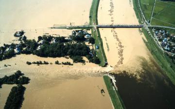 小貝川の堤防決壊現場を捉えた写真(国土交通省利根川下流河川事務所提供)
