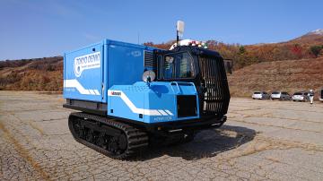 東京電機と諸岡が共同開発したゴムクローラー式移動電源車