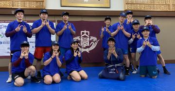 商品を共同開発した染野屋の小野篤人社長(前列左から4人目)と須崎優衣選手(同3人目)らレスリング部員=6月18日、早稲田大(同社提供)