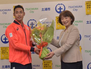 安藤真理子市長から花束を受け取る大川慶悟選手(左)=土浦市役所