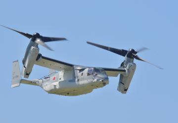 航空自衛隊百里基地の上空を飛ぶ、陸上自衛隊木更津駐屯地の輸送機V22オスプレイ=26日午前11時ごろ、小美玉市百里、菊地克仁撮影