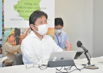 定例会見で学校運営の方針などについて語る小泉元伸県教育長=県庁