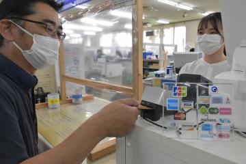 龍ケ崎市が導入したキャッシュレス決済=市役所本庁舎