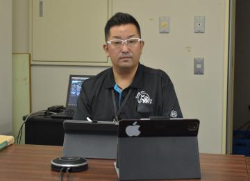 オンライン議会の構築などで中心的な役割を担う岩崎弘宜さん=取手市役所