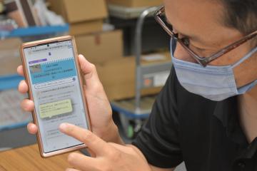 ウェブ版のマイ・タイムライン作成手順を説明する県防災・危機管理課職員=県庁