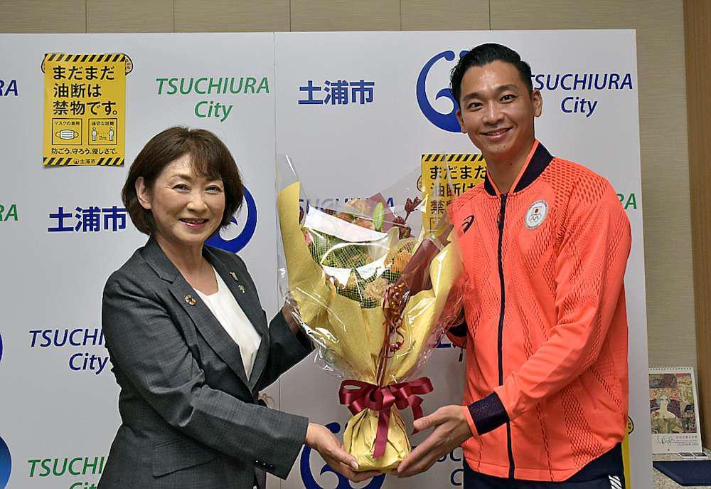 落合知也選手(右)に花束を手渡す安藤真理子市長=土浦市役所