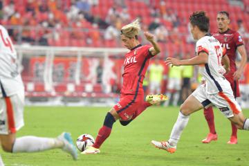 名古屋-鹿島、後半17分、シュートを放つ鹿島・荒木=豊田スタジアム、高松美鈴撮影