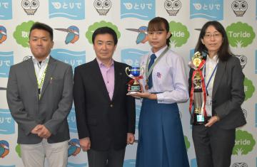 藤井信吾市長を表敬訪問したポムサンタ・シュワコンさん(右から2人目)ら=取手市役所