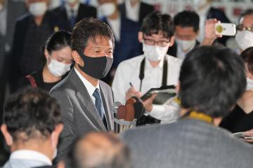 2回目の当選が確実となり、記者団の質問に答える大井川和彦氏=5日午後8時29分、水戸市笠原町、吉田雅宏撮影
