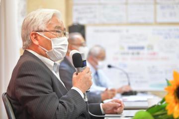 現職の当選確実の一報を受け、敗戦の弁を述べる田中重博氏=5日午後8時4分、水戸市白梅、鹿嶋栄寿撮影