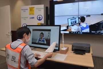 テレビ会議を活用した市民相談のデモの様子。提出書類の相談やチェックを画面越しに行える=土浦市役所