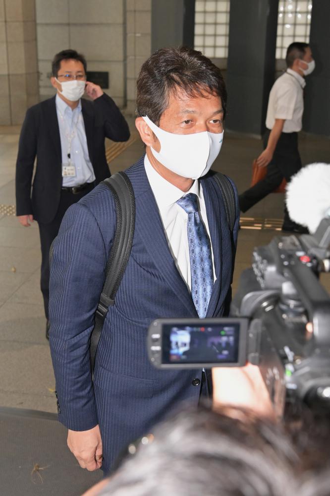 初登庁し、報道陣の質問に答える大井川和彦知事=県庁、吉田雅宏撮影
