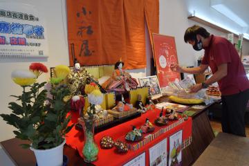 店舗に飾られる創作びなと菊被綿=土浦市大和町、高松美鈴撮影