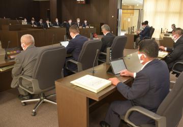9月定例会からタブレット端末を導入した八千代町議会=同町役場