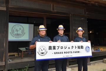 農業事業のロゴを披露するJ2水戸ホーリーホックの西村卓朗GM、小島耕社長、担当スタッフの佐野元則さん(右から)=城里町上古内、高松美鈴撮影
