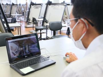 水戸工業高で実施されたVRを使ったオンライン授業=水戸市元吉田町