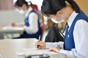 就職を希望する高校生の採用選考が解禁され、金融機関の採用試験に臨む女子高生=水戸市内、鹿嶋栄寿撮影