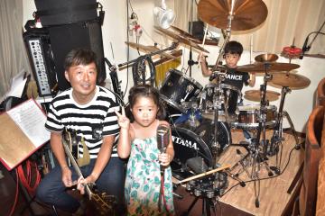 親子3人のオールディーズ・バンド「SENA★HINA COOL KIDS」=常陸太田市内田町
