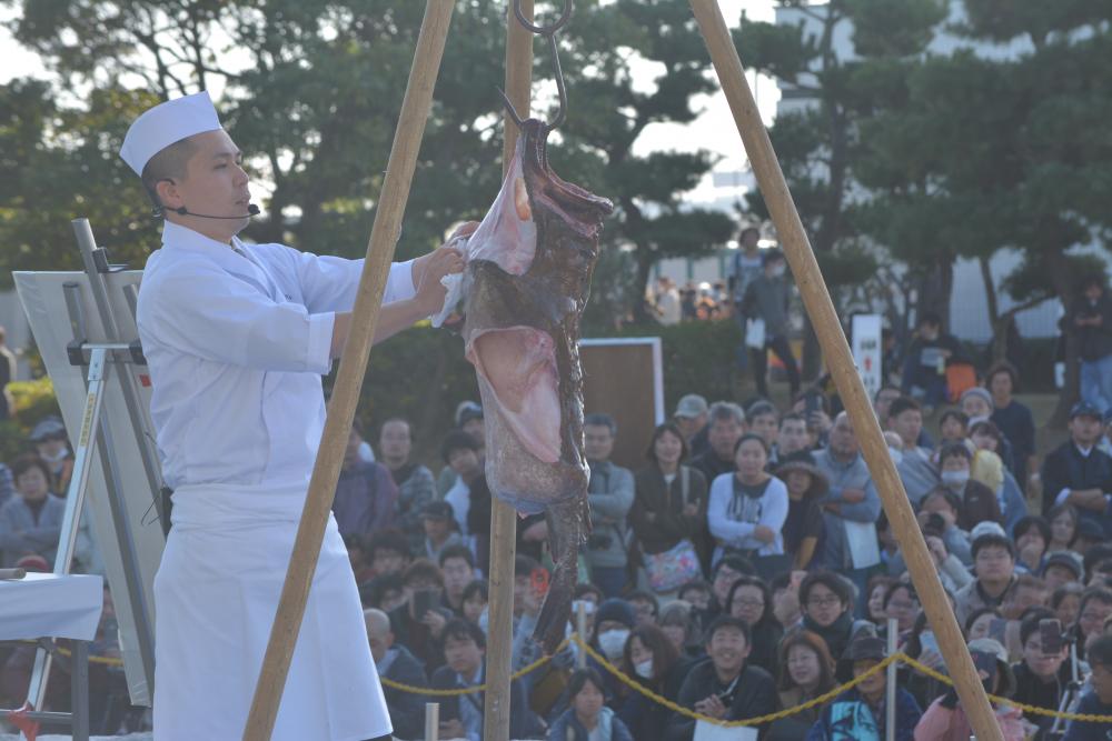 「大洗あんこう祭」のアンコウつるし切りの実演=2019年11月17日、大洗町港中央